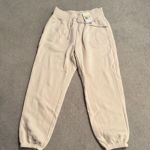 Nike Women's Cream Oversized Fit, High Rise Jogger Sweat Pants NWT